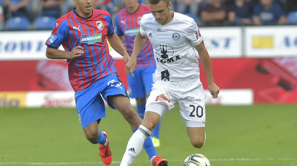 Aleš Čermák sleduje Šimona Faltu