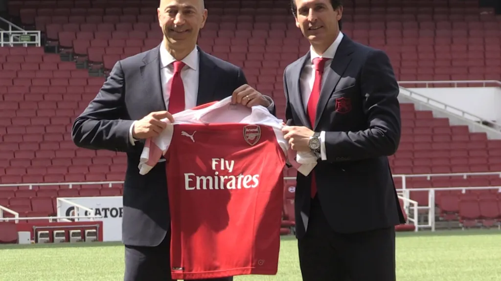 Výkonný ředitel Arsenalu Ivan Gazidis a trenér Unai Emery