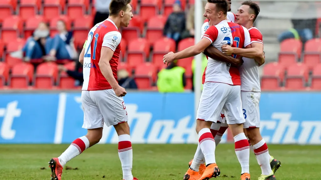 Slavící Stanislav Tecl a spoluhráči ze Slavie