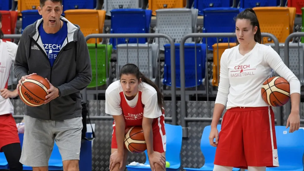 Trenér Štefan Svitek na tréninku českých basketbalistek