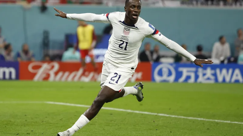 Timothy Weah z USA se raduje z gólu na mistrovství světa