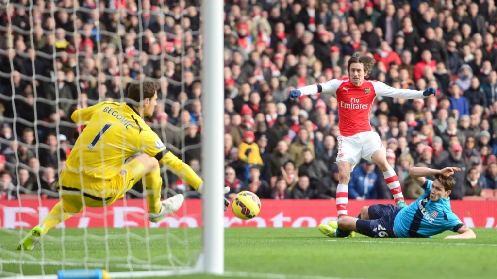 Tomáš Rosický v duelu se Stoke