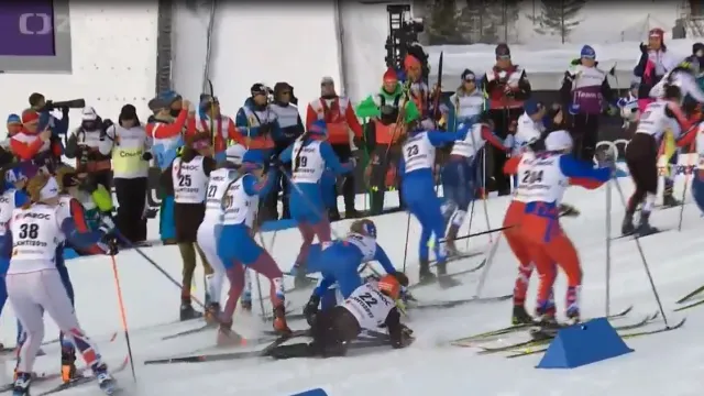 Závod skiatlonistek provázely pády, zvítězila Björgenová