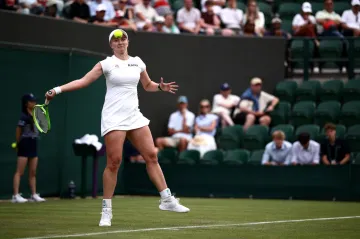 Barbora Krejčíková v zápase s Hannah Klugmanovou