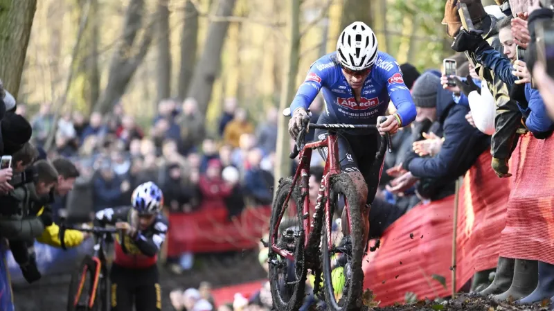 Závod SP v cyklokrosu v Gavere vyhráli Van der Poel a Van Anrooijová