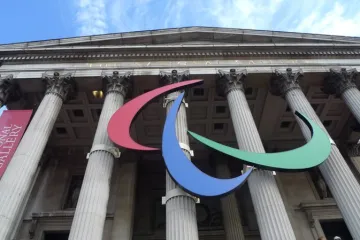 Znak Mezinárodního paralympijského výboru IPC dominuje průčelí londýnské Národní galerie