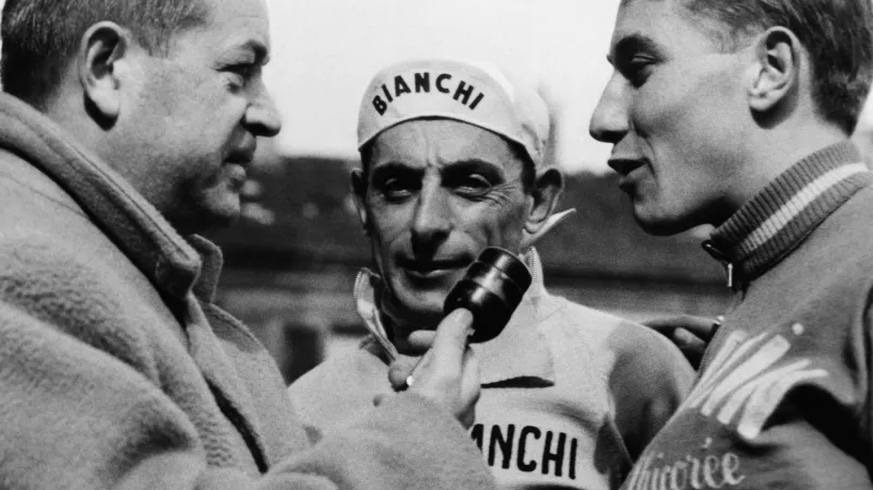 Fausto Coppi (uprostřed) a Jacques Anquetil (vpravo) v rozhlasovém rozhovoru (1958)