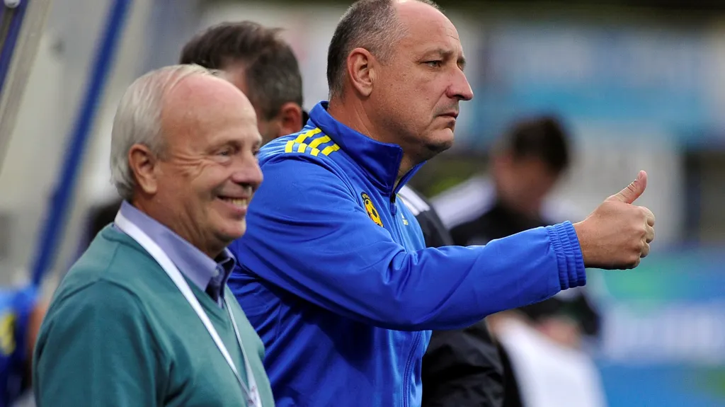 Jihlavský trenér Milan Bokša (vlevo) a jeho asistent Roman Kučera