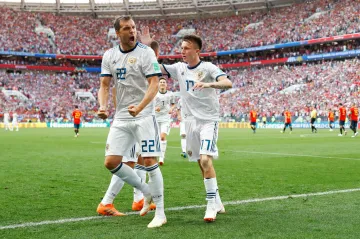 Fotbalisté Ruska slaví gól proti Španělsku