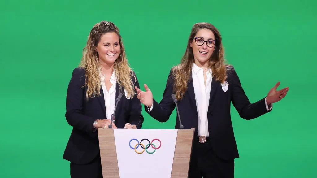 Snowboardistka Michela Moioliová a sjezdařka Sofia Goggiová při prezentaci ZOH 2026