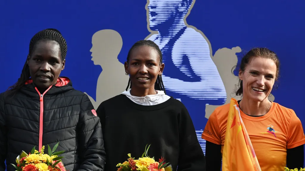 Chelangat Sangová, Mary Waithiraová Munanuová a Petra Pastorová