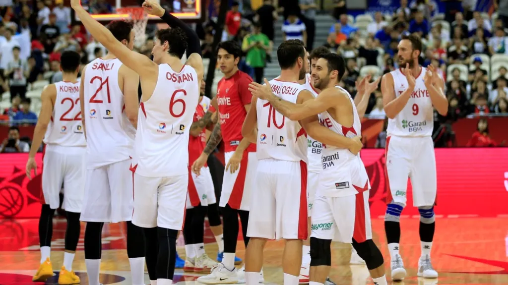 Turečtí basketbalisté slaví vítězství nad Japonskem