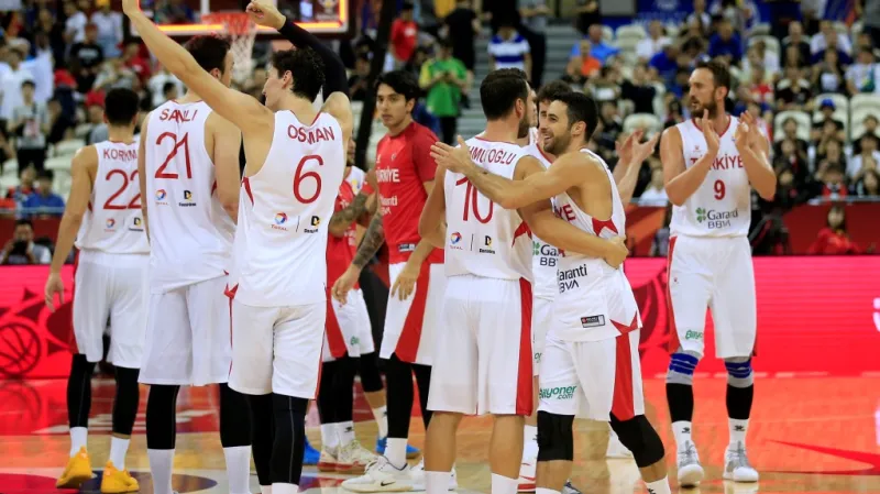 Turečtí basketbalisté slaví vítězství nad Japonskem