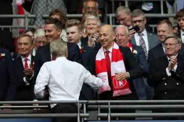 Arséne Wenger (v košili) a ředitel Arsenalu Ivan Gazidis (se šálou)