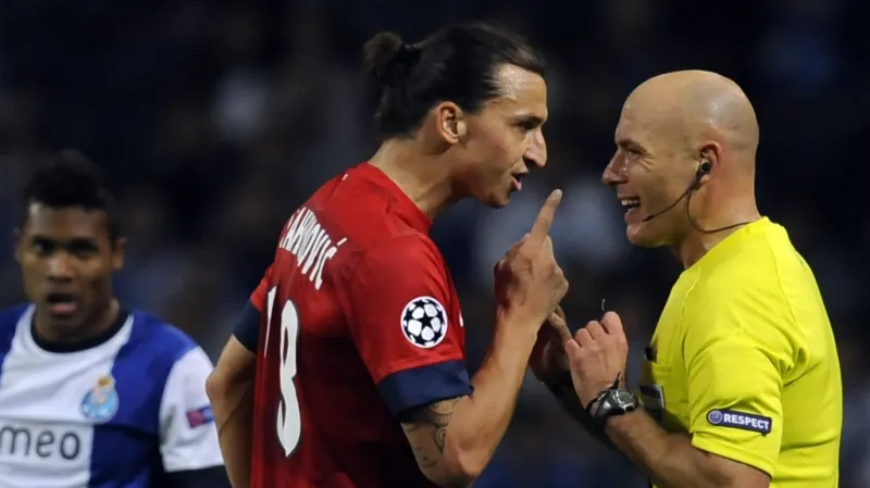 Zlatan Ibrahimovič s Howardem Webbem v zápase FC Porto - PSG