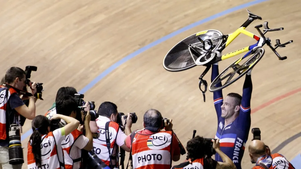 Francouz Francois Pervis slaví zlato na MS v dráhové cyklistice
