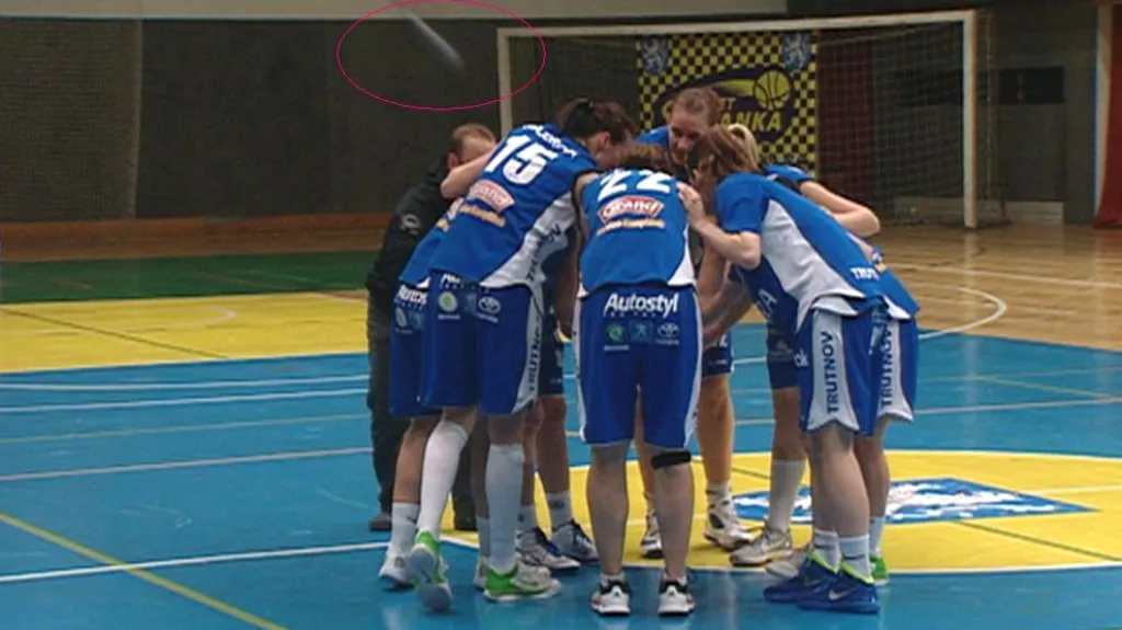 Palička míří do klubka trutnovských hráček