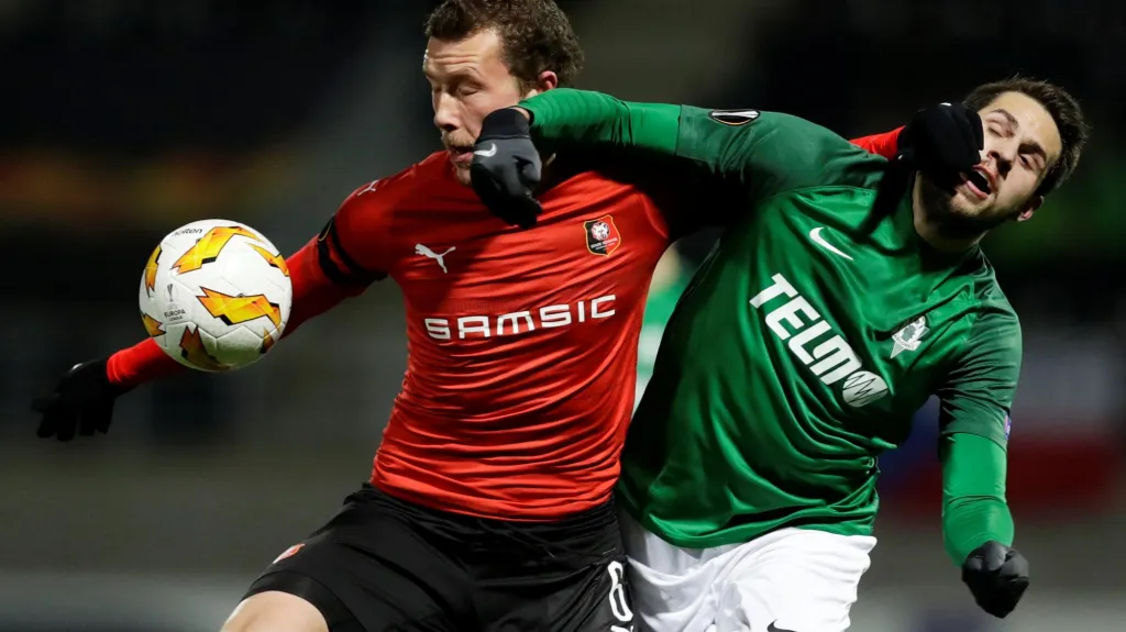 Vojtěch Kubista z Jablonce (vpravo) bojuje o míč s Jakobem Johanssonem z Rennes