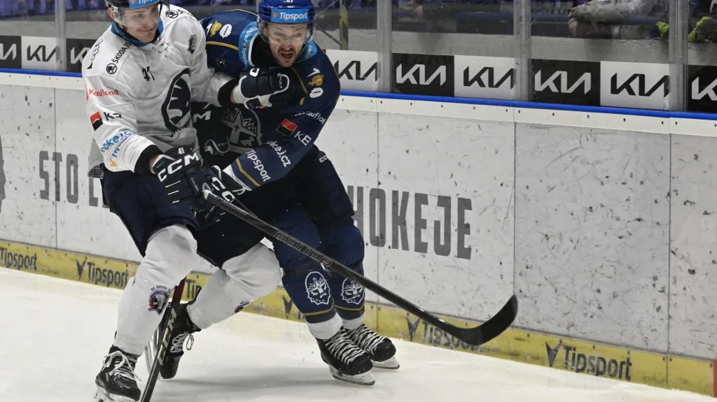 Radim Šalda z Plzně v souboji s Petrem Strakou z Kladna