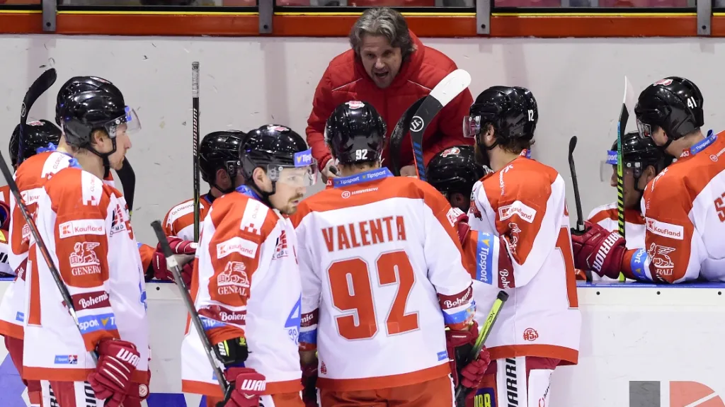 Trenér Olomouce Jan Tomajko promlouvá ke svým hráčům