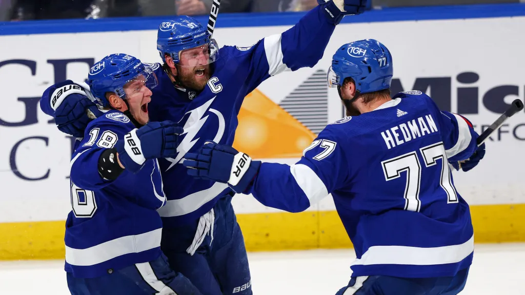 Útočník Tampy Bay Ondřej Palát (vlevo) se raduje se Stevenem Stamkosem