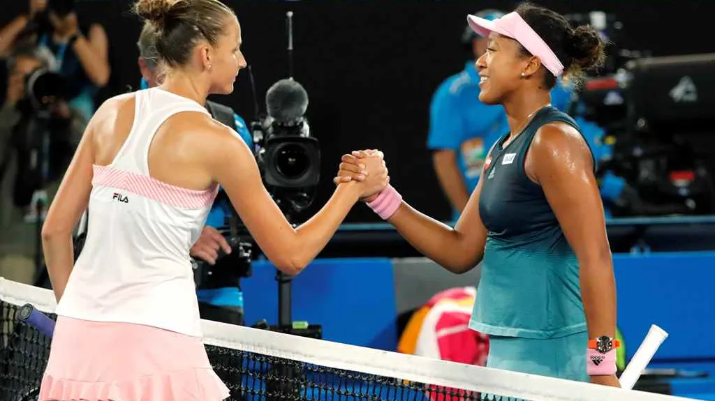 Karolína Plíšková gratuluje k výhře Naomi Ósakaové