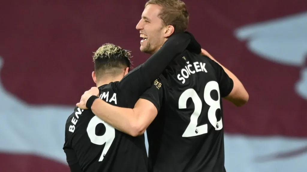 Tomáš Souček a Said Benrahma se radují z gólu West Hamu