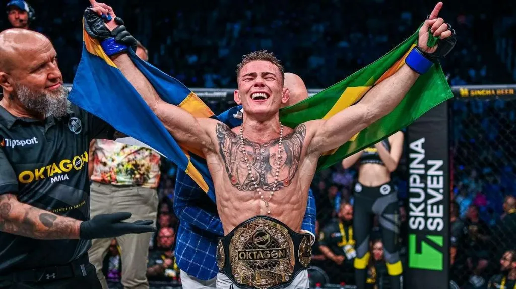 Felipe Lima oslavuje zisk mistrovského pásu