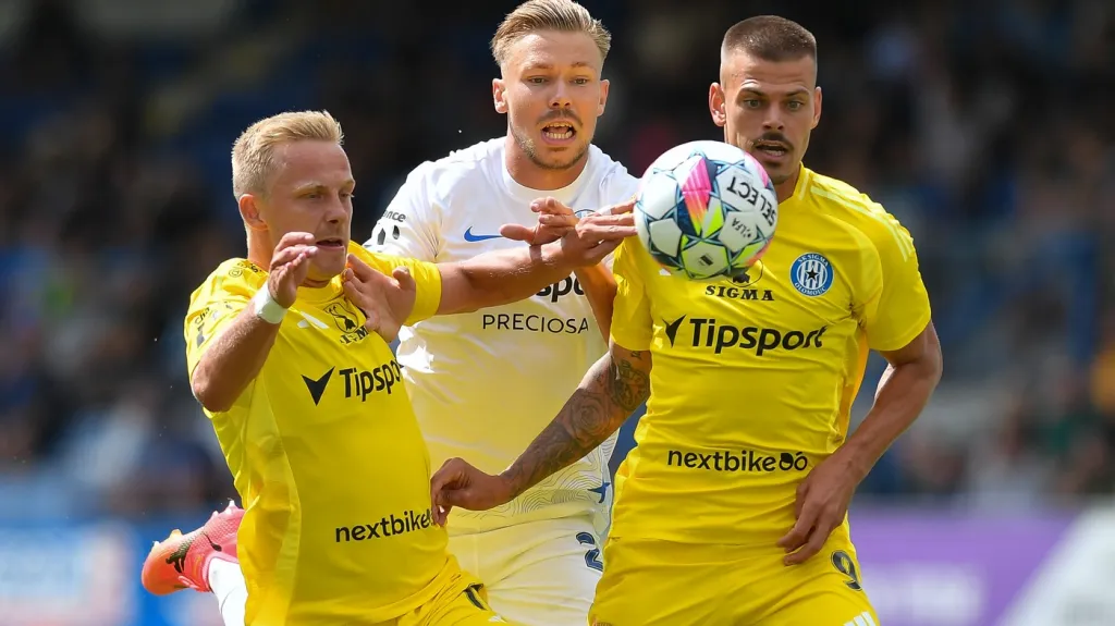 Filip Zorvan z Olomouce (vlevo) v utkání s Libercem