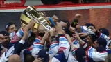 Předávání mistrovského poháru hráčům brněnské Komety