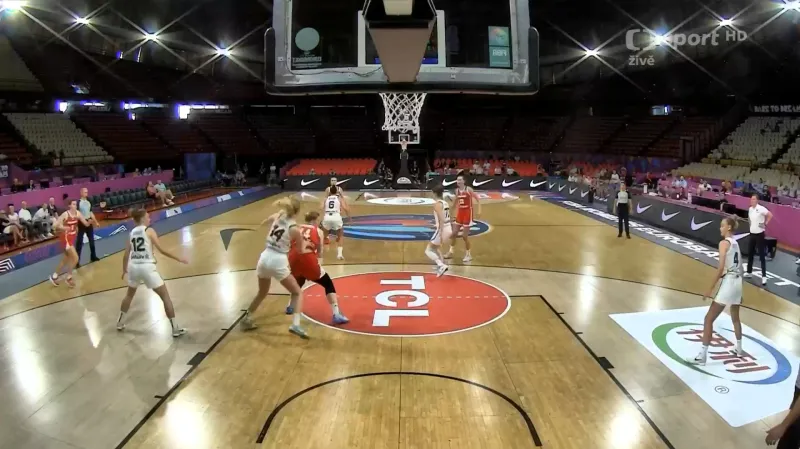 Klíčový koš s faulem Julie Reisingerové v závěru utkání s Litvou