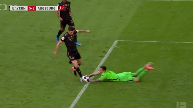 Werder sestupuje, Lewandowski překonal historický rekord