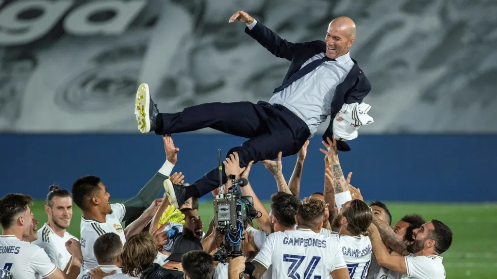 Zinédine Zidane slaví se svým týmem zisk titulu