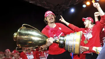 Jan Kolář slaví zisk titulu