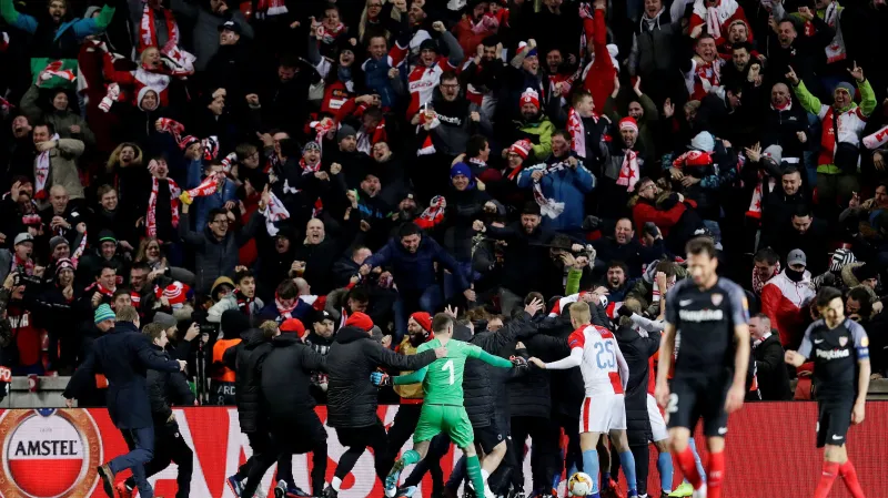 Fotbalisté Slavie se radují z vítězného gólu v síti Sevilly