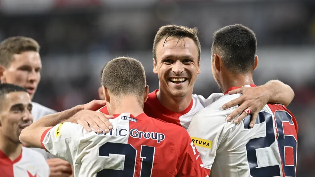 Slávisté v čele se Stanislavem Telcem oslavují gól