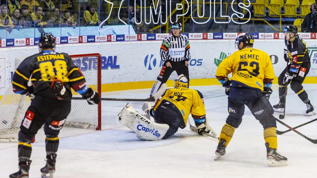 Patrik Zdráhal z Litvínova (vpravo) střílí gól