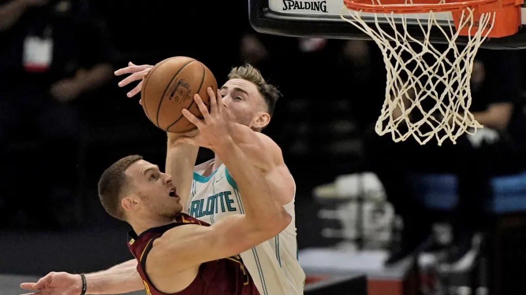 Dylan Windler útočí na koš