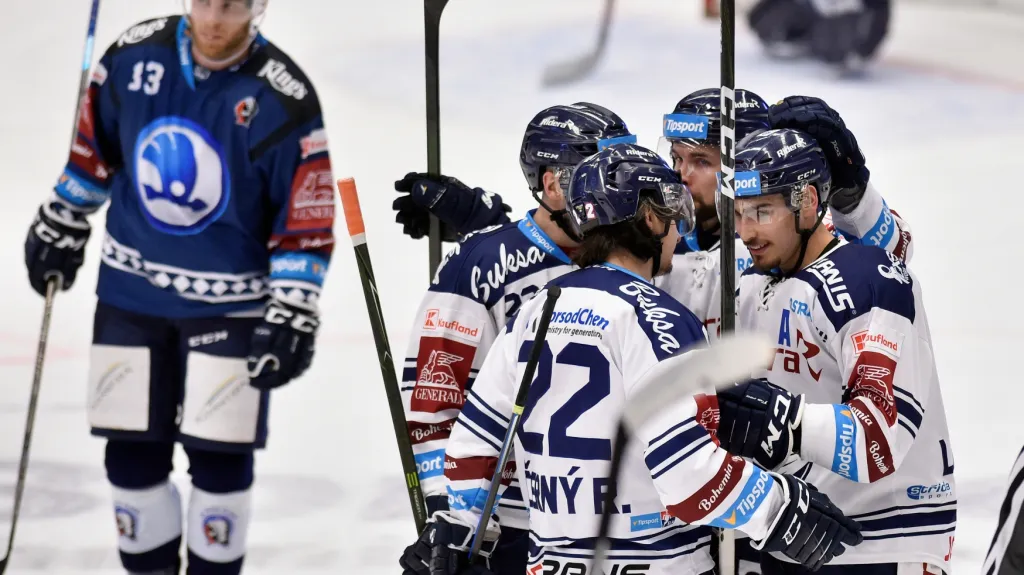 Hokejisté Vítkovic slaví gól proti Plzni