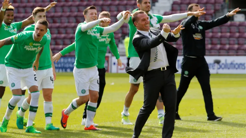 Trenér Celticu Glasgow Brendan Rodgers se raduje se svěřenci ze zisku titulu