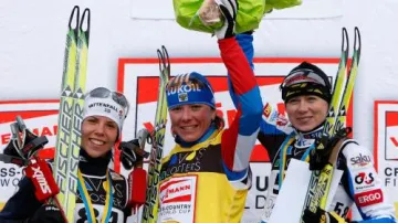 Trojice nejlepších lyžařek na 10 km volnou technikou v Davosu