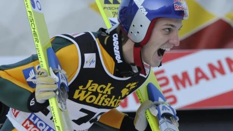 Gregor Schlierenzauer se raduje z vítězství v innsbruckém závodu Turné čtyř můstků.