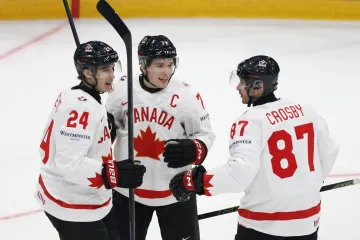 Kapitán Kanady Macklin Celebrini se raduje s Dylanem Cozensem a Sidneym Crosbym