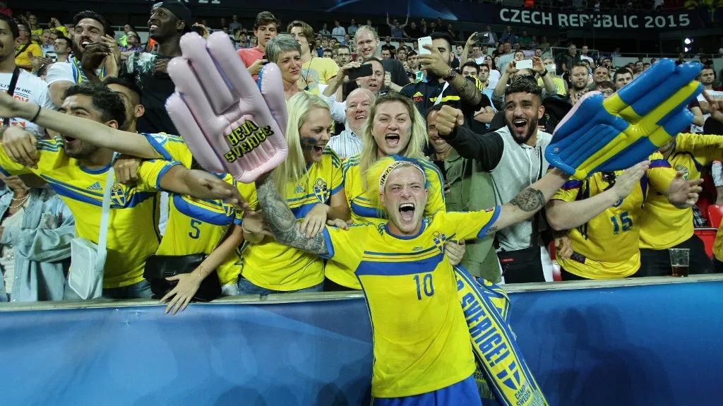 John Guidetti v objetí s fanoušky