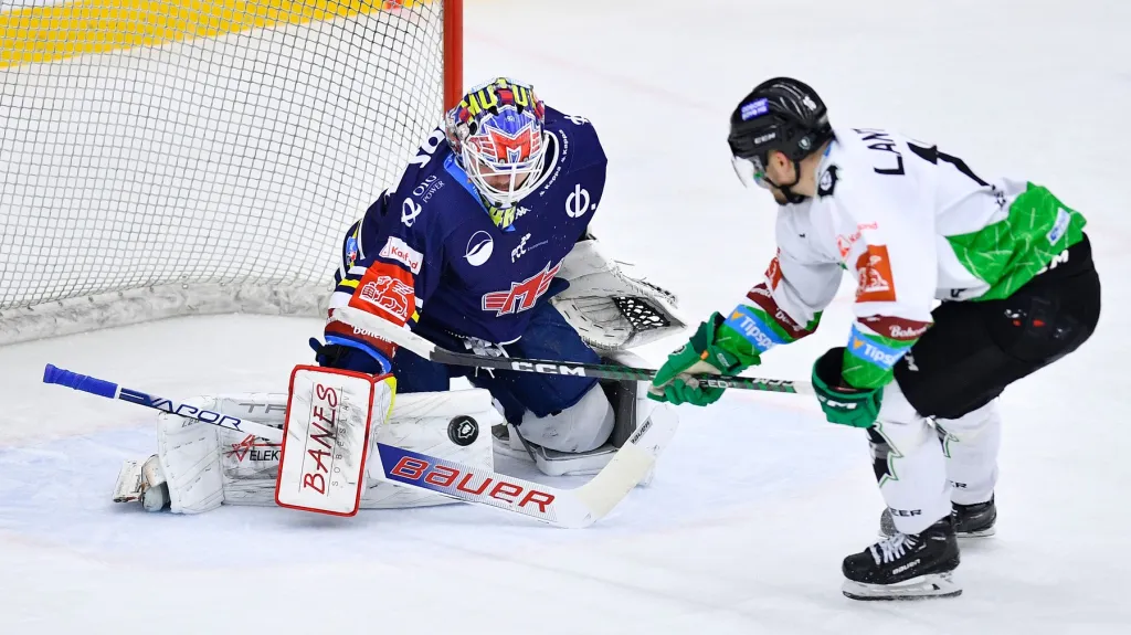 Českobudějovický brankář Dominik Hrachovina čelí šanci Mladé Boleslavi