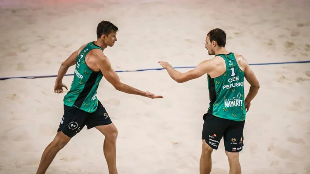Čeští beachvolejbalisté Perušič a Schweiner