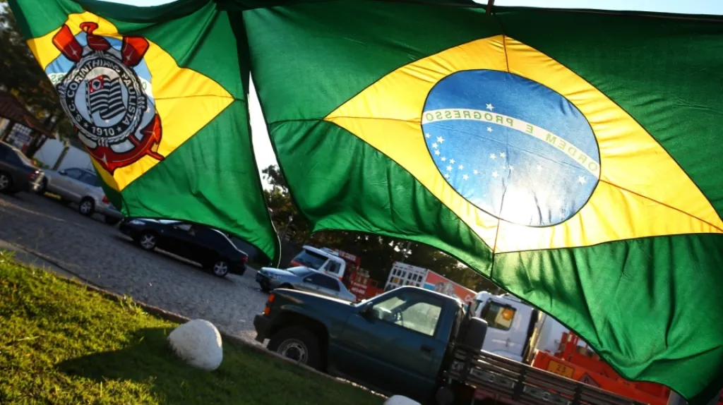 Brazilská vlajka v ulicích před startem MS