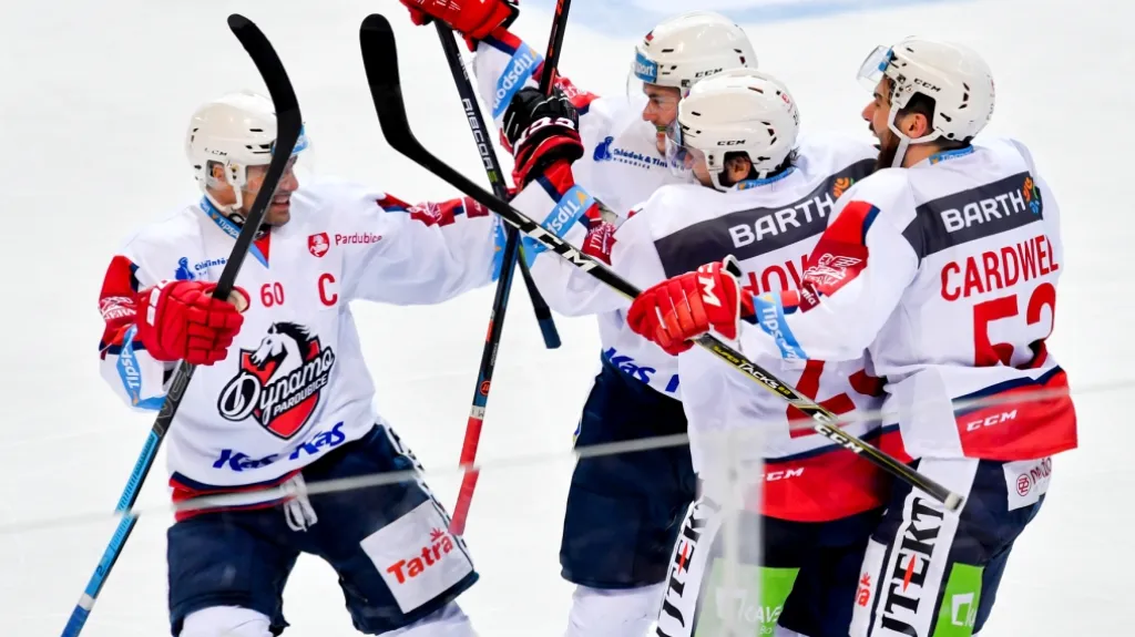 Hokejisté Pardubic se radují