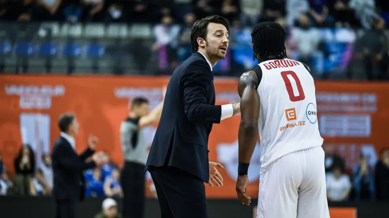 Trenér basketbalistů Nymburku Francesco Tabellini a Ty Gordon