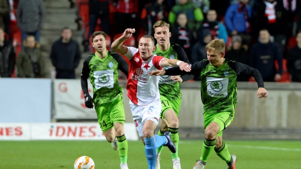 Vladimír Coufal ze Slavie se snaží uniknout hráčům Mladé Boleslavi